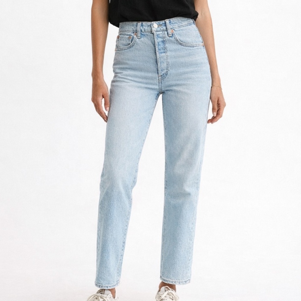 Levi’s Light Wash Ribcage Straight Jeans 24